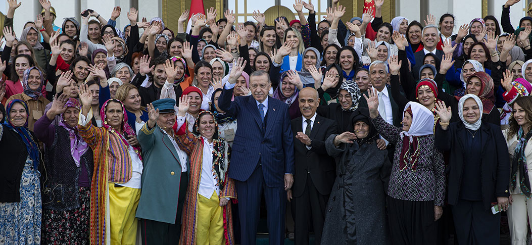 Cumhurbaşkanı Erdoğan, Toprağa İz Bırakan Kadınlar Programına gelerek, 81 ilden girişimci kadınlarla fotoğraf çektirdi